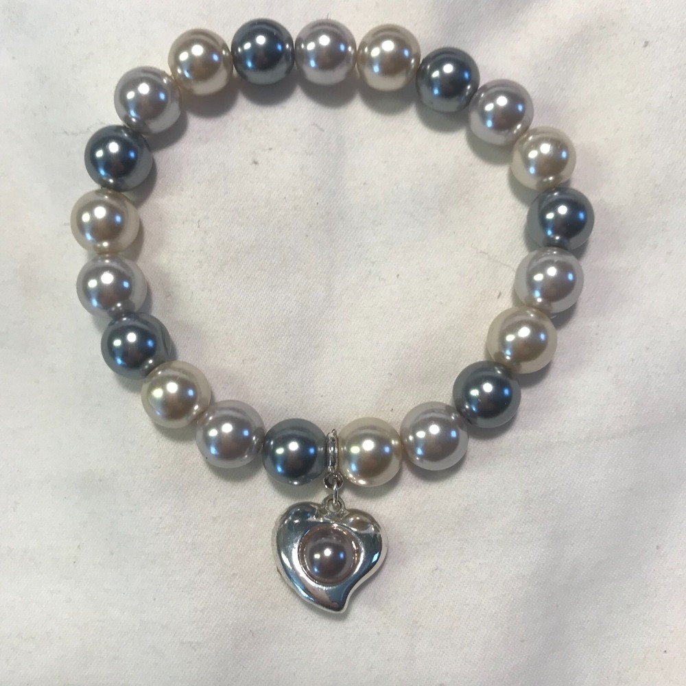 Avon Sweet Pearlesque Stretch Bracelet with Heart Charm 2011 NIB Fashion Jewelry